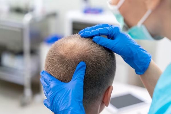 Patient souriant en consultation avec un chirurgien dans une clinique moderne à Istanbul, discutant de son plan de traitement