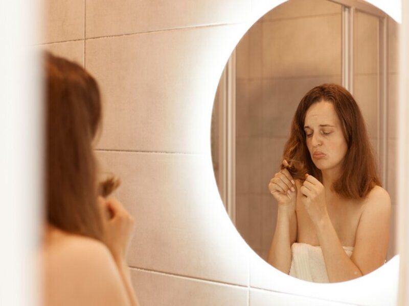 Conseils de soins capillaires pour le cuir chevelu gras et les pointes sèches