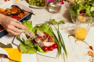 Angle aigu d'une table de famille avec de la vaisselle