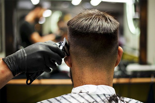 Le choix de la coupe de cheveux pour hommes chauves peut faire une grande différence pour votre image personnelle. Elle vous aidera pour minimiser l'apparence de la perte de cheveux, la limite entre la tête et le front étant souvent la zone la plus touchée. De plus, vous pouvez obtenir une densité apparente qui parvient à dissimuler les zones les plus touchées par l'alopécie ou la calvitie.