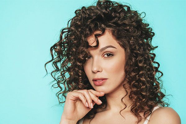 Après avoir identifié les types de cheveux ondulés, vous devez également vous renseigner sur la porosité de vos cheveux. Cela influencera la manière dont vous prendrez soin de vos cheveux.