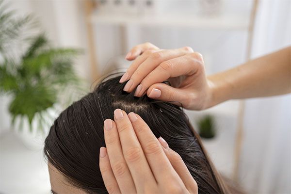 En général, chaque personne perd environ 100 mèches par jour. Il est souvent préoccupant de constater que la quantité de cheveux perdus est supérieure à la normale.