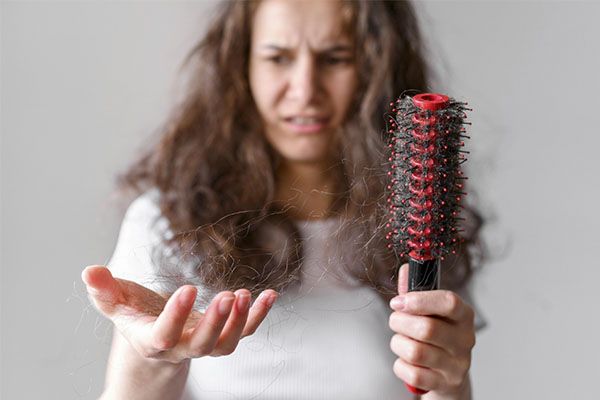 Lorsque l'on parle de cheveux gras, il ne s'agit pas de cheveux sales, ternes, mal entretenus et aplatis. C'est normal lorsqu'on ne s'est pas lavé les cheveux depuis quelques jours. En revanche, lorsqu'on parle de cheveux gras, on fait référence à un type de cheveux. Ce type de cheveux développe une sécrétion de sébum plus importante.
