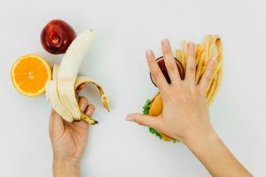 jeune main sur une variété de fruits