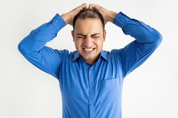 Portrait d'un homme d'affaires de taille moyenne qui pleure, tenant la tête dans les mains. Problèmes de santé mentale quotidiens chez les hommes et comment ils affectent les cheveux