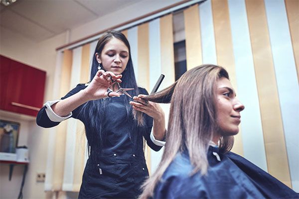 Les coupes de cheveux fréquentes les endommagent-elles ?