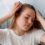 Femme se faisant masser le cuir chevelu. psoriasis capillaire