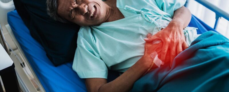 Douleur et estomac vieux grand-père asiatique senior en uniforme de patient souffrent de problème de corps idées de santé concept. Calculs biliaires
