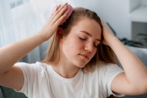 Femme se faisant masser le cuir chevelu