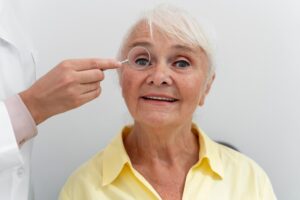 Femme âgée subissant un examen de la vue dans une clinique ophtalmologique. Causes du glaucome