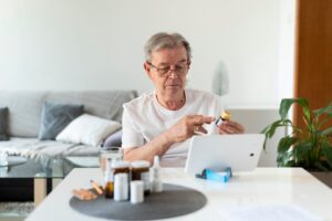 Vieil homme en train de parler à un médecin en ligne