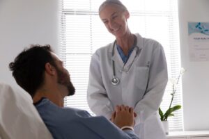 Patient de sexe masculin dans un lit parlant à une infirmière