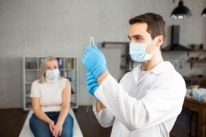 Plan moyen médecin préparant le vaccin
