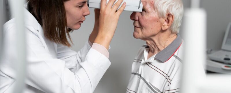 Homme se faisant examiner les yeux. Glaucome