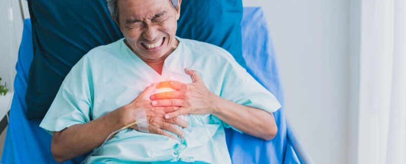 Pain and heartburn old senior asian grandfather in patient uniform suffer from body problem health ideas concept. Hépatite A,