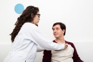 Vue latérale d'un médecin examinant un patient