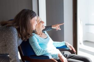 Mère et fille positives profitant d'une vue spectaculaire