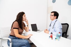 Vue latérale d'un patient parlant au médecin