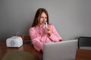 Plan moyen d'une femme utilisant un nébuliseur à domicile