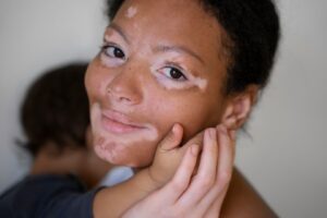 Portrait d'une mère et d'un enfant dans un moment de tendresse. 
