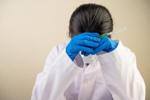 Les scientifiques portent des gants et tiennent des seringues, puis penchent la tête.