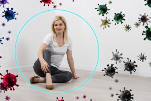 Un petit enfant protège le coronavirus covid-19. Épidémie de coronavirus. Quelles sont les causes de la méningite bactérienne