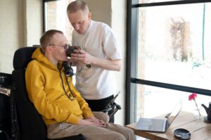 Plan moyen d'un ami aidant un homme handicapé
