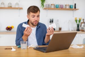 Plan moyen d'un homme souffrant d'allergies.