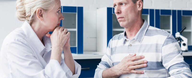 Médecin s'occupant d'un patient. Qu'est-ce que la cardiopathie ischémique