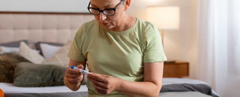 Plan moyen d'une femme diabétique vérifiant son taux de glucose. Qu'est-ce que le diabète