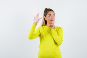 Jeune fille expressive posant en studio. 