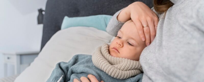 Une mère s'occupe de son enfant et consulte un médecin à distance.. Scarlatine