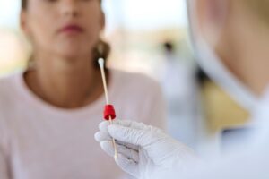 Gros plan d'un agent de santé effectuant un test PCR dans une clinique médicale. Symptomatologie de l’hépatite A