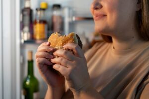Personne souffrant d'un trouble de l'alimentation essayant de manger un fast-food. Symptômes de l'intolérance au gluten