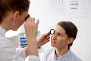 Médecin examinant la vue d'un patient
