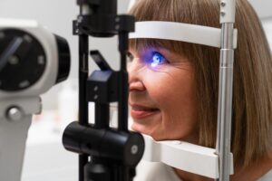Ophtalmologue consultant un patient