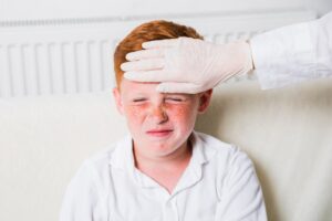 Gros plan d'un enfant fiévreux.. Syndrome de DiGeorge