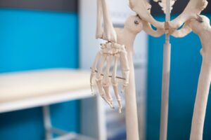 Gros plan d'une main squelettique dans une clinique vide