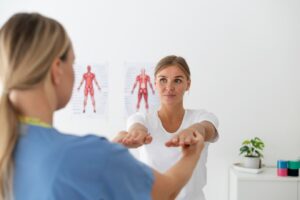 Physiothérapeute aidant une patiente dans sa clinique