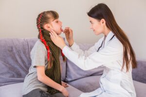 Fillette malade examinée par le médecin.