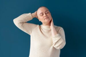 Une femme confiante qui lutte contre le cancer du sein. Dystonie cervicale