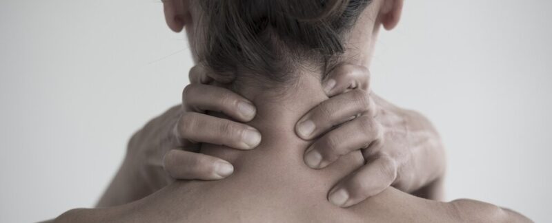 Gros plan sur une femme souffrant de douleurs cervicales. Dystonie cervicale