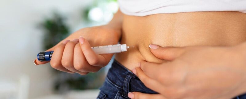 Patient diabétique utilisant un stylo à insuline pour s'injecter de l'insuline à domicile. Une jeune femme gère son diabète. Mode de vie des diabétiques. Injection pour la perte de poids, est-ce sans danger