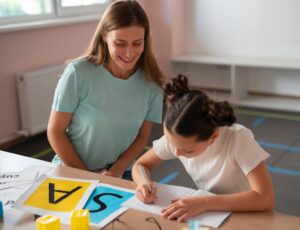 Psychologue aidant une jeune fille en orthophonie. La dyslexie affecte-t-elle la vie professionnelle