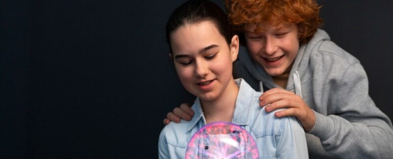 Plan moyen d'enfants interagissant avec une boule de plasma. Le syndrome de Dravet