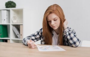Gros plan d'une jolie jeune femme lisant un journal. Manifestations et symptômes de la dyslexie