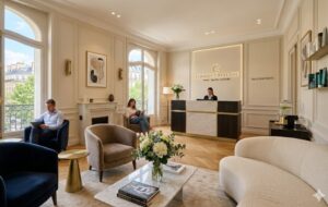 Salle d'attente moderne d'une clinique de chirurgie esthétique à Paris.