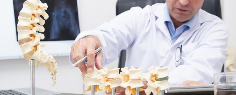 Gros plan d'un thérapeute expliquant les symptômes de l'arthrite.. Préservation de la moelle osseuse. Ostéogenèse ou maladie des os fragiles