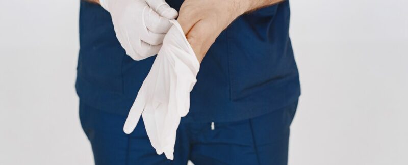 Portrait d'un médecin posant sur un fond blanc.Proctologue, quelles sont les maladies qu'il traite