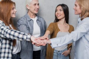 La communauté des femmes célèbre ensemble.